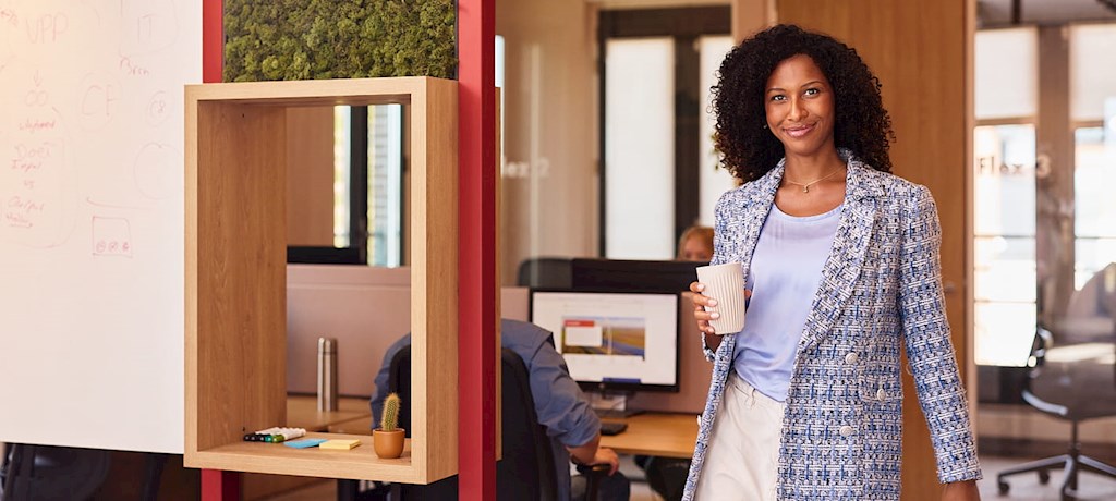 Vrouw met koffie in haar hand