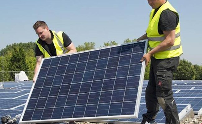 2 mannen met zonnepanelen