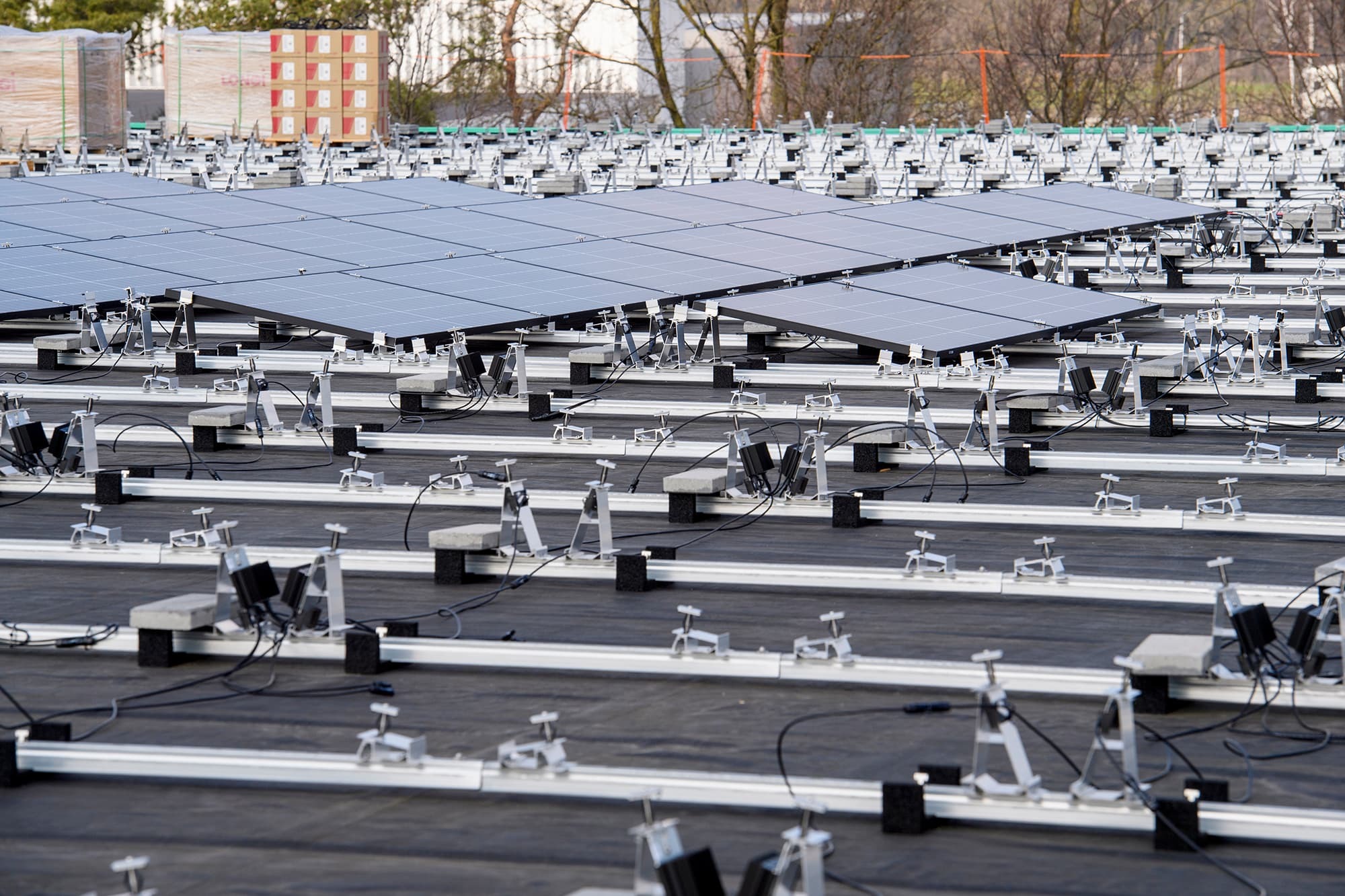 De montage van de zonnepanelen op het dak van Kingspan