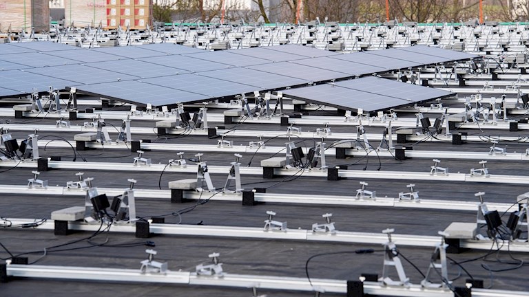 De montage van de zonnepanelen op het dak van Kingspan