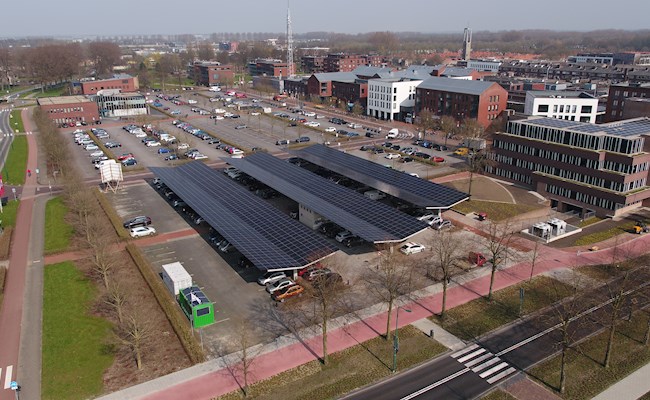 Solar carport bij het gemeentehuis van de gemeente Dronten