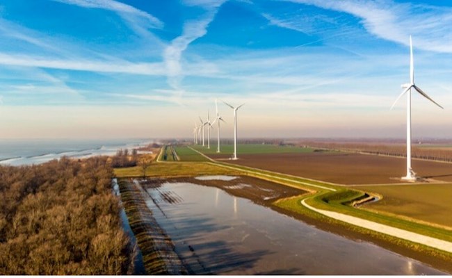 Sfeerafbeelding met windmolens op de achtergrond