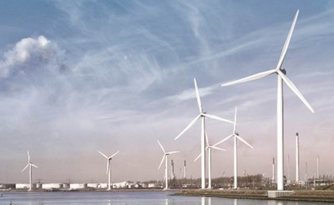 Windturbines langs het water met blauwe lucht