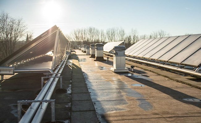 Zonnepanelen op een dak met zonneschijn
