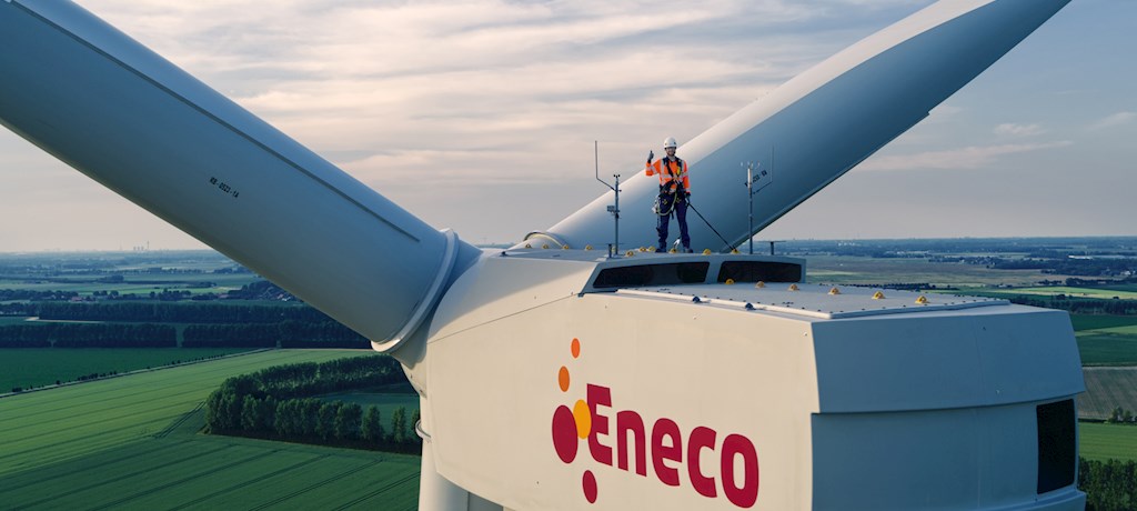 Eneco monteur op een windmolen