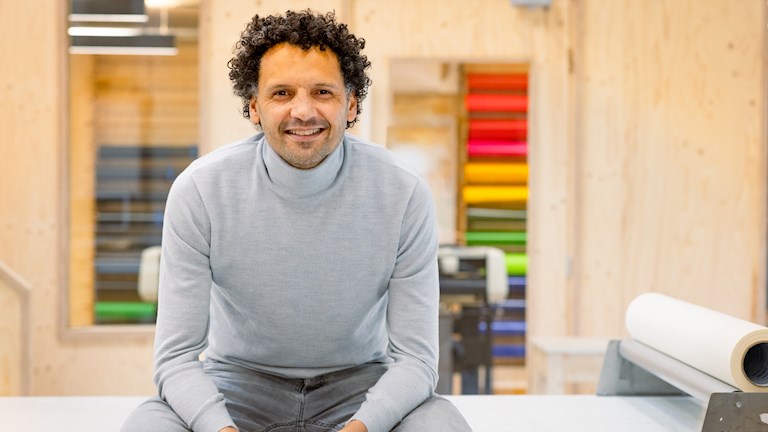 eigenaar kleefkracht kijkend in camera