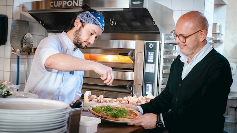 ondernemer en kok in de keuken bij Vicini