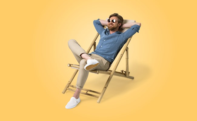 Man met zonnebril in strandstoel