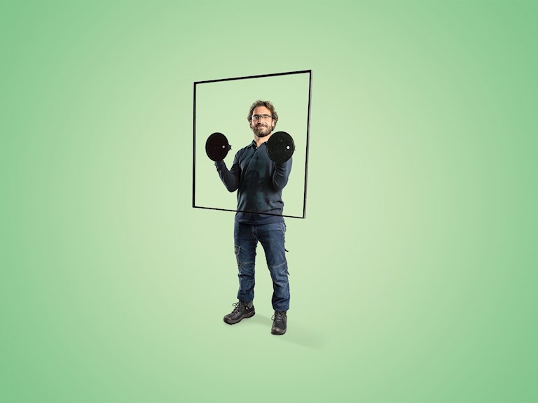 Man draagt een groot stuk isolatieglas.
