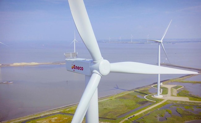 Eneco windturbine in windpark Delfzijl Noord