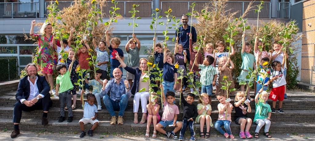 Feestelijke opening van het vijftigste zonnedak op basisschool de Stroming in Middelburg
