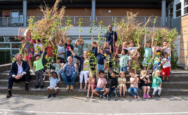 Feestelijke opening van het vijftigste zonnedak op basisschool de Stroming in Middelburg