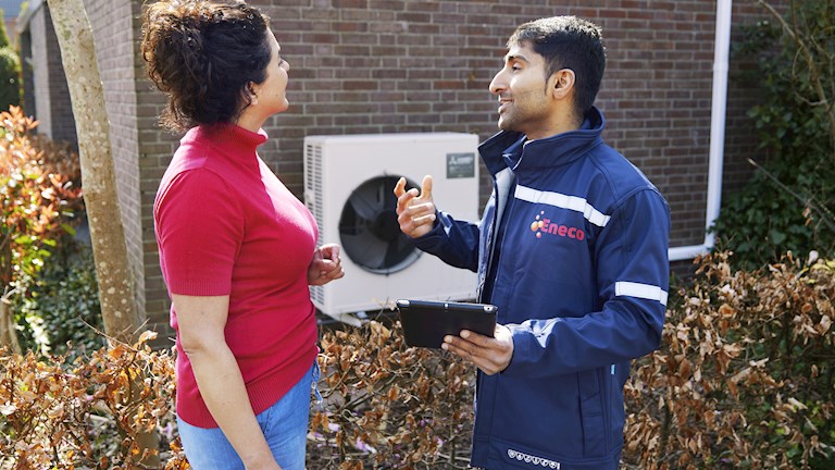 Monteur geeft advies aan klant over een warmtepomp