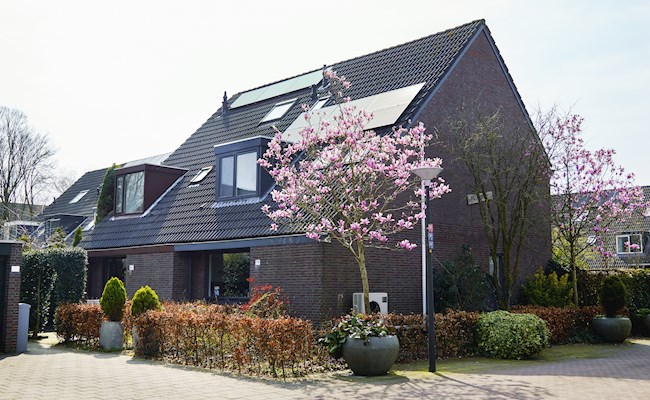 Bestaande woning met een warmtepomp en zonnepanelen