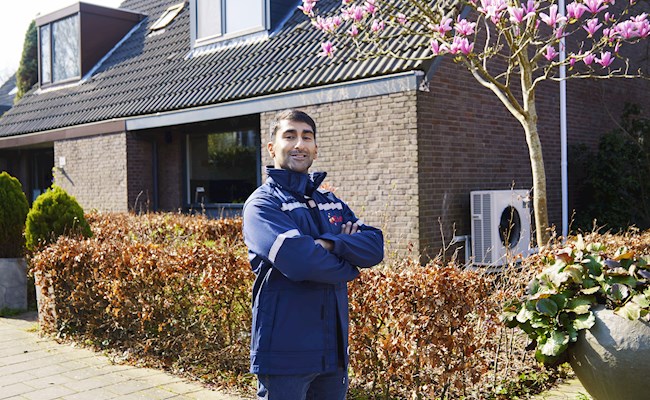 Eneco monteur voor een woning met een hybride warmtepomp