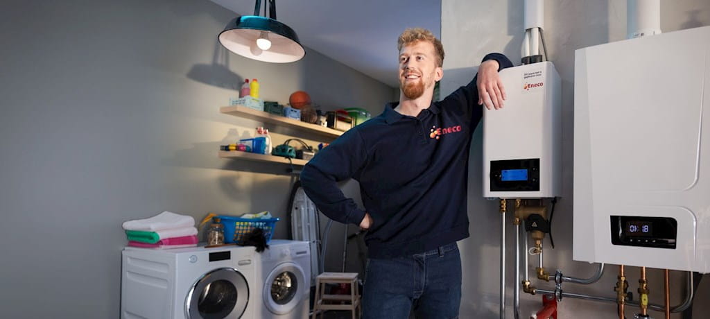 Monteur naast warmtepomp installatie in garage