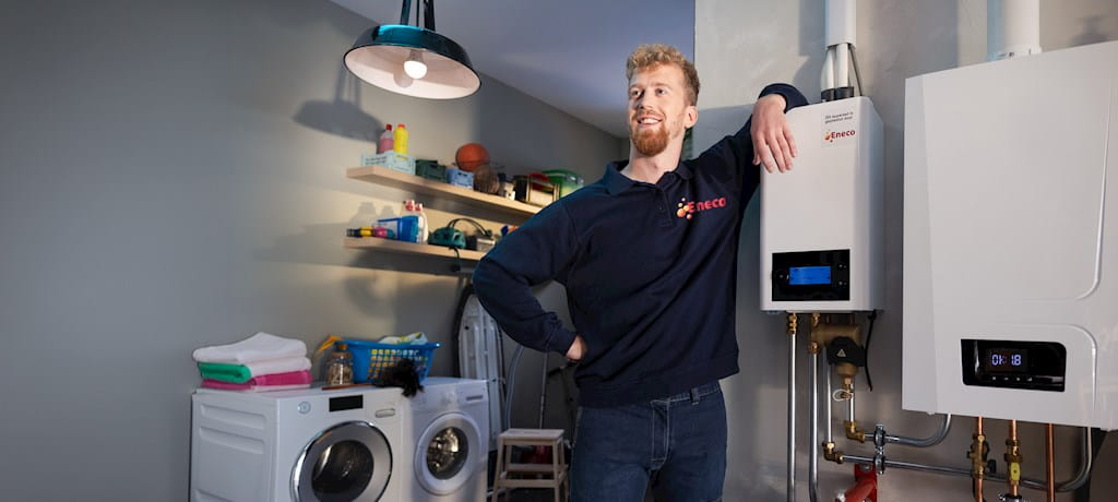 Monteur naast warmtepomp installatie