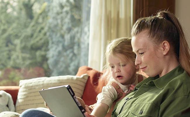 moeder en kind met tablet op de bank