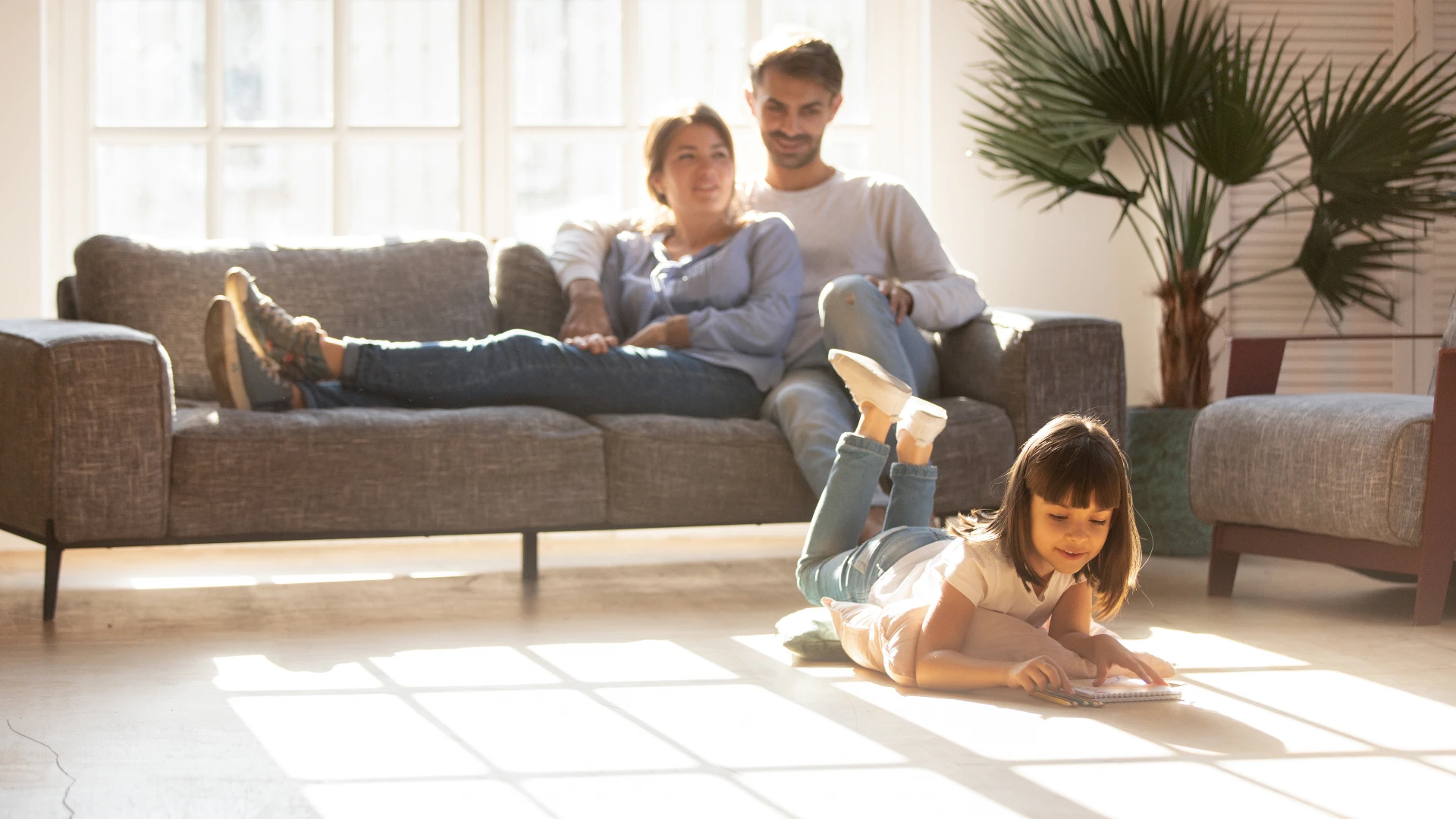 Warme huiskamer met meisje dat op de grond speelt in een goed geïsoleerd huis