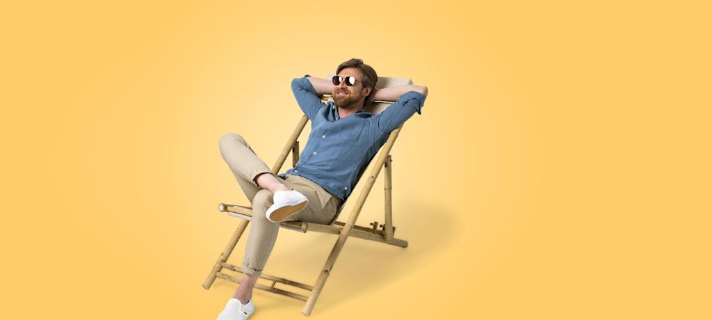 Man in strandstoel met zonnebril op | Eneco
