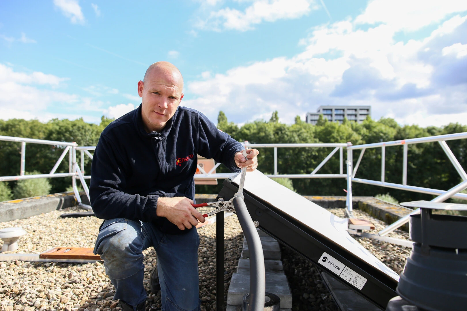 Een Eneco monteur installeert een zonnepaneel
