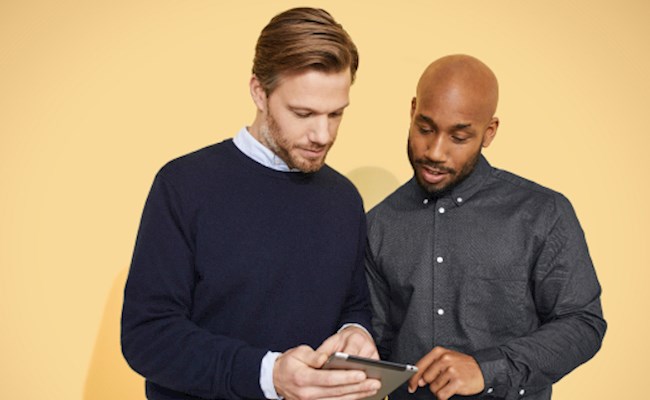 Twee mannen kijken naar een tablet