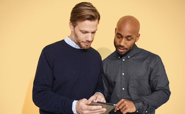 Twee mannen kijken naar een tablet