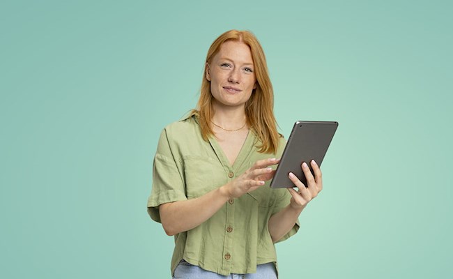 Een dame houdt een tablet vast