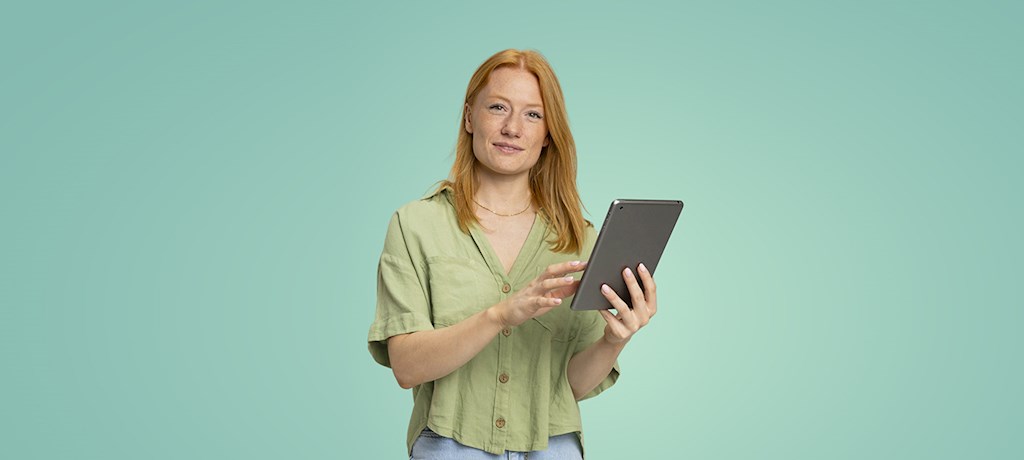 Een dame houdt een tablet vast
