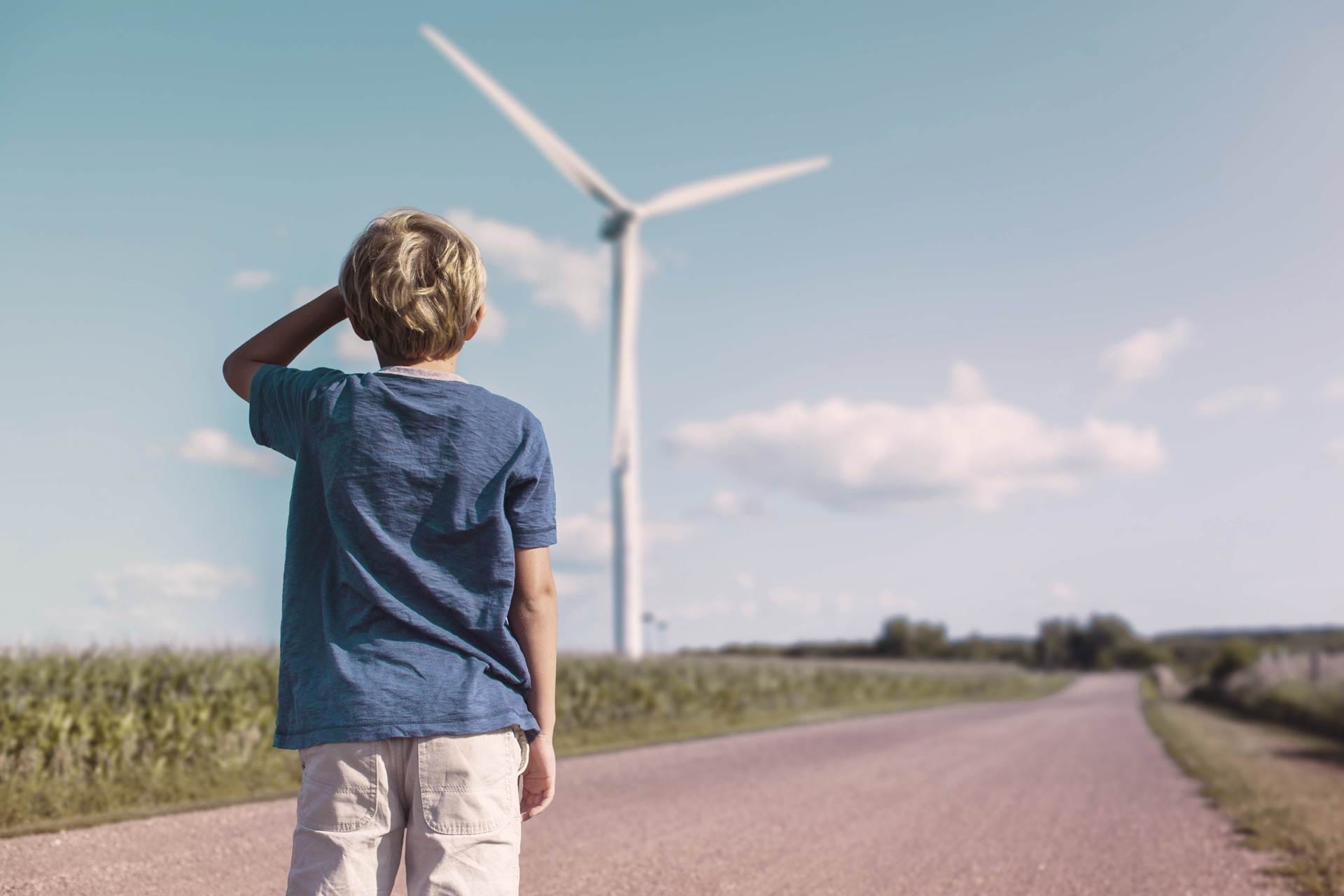 Jongen kijkt naar windmolen