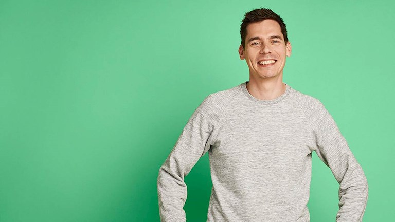 Energiecoach Kevin tegen een groene achtergrond