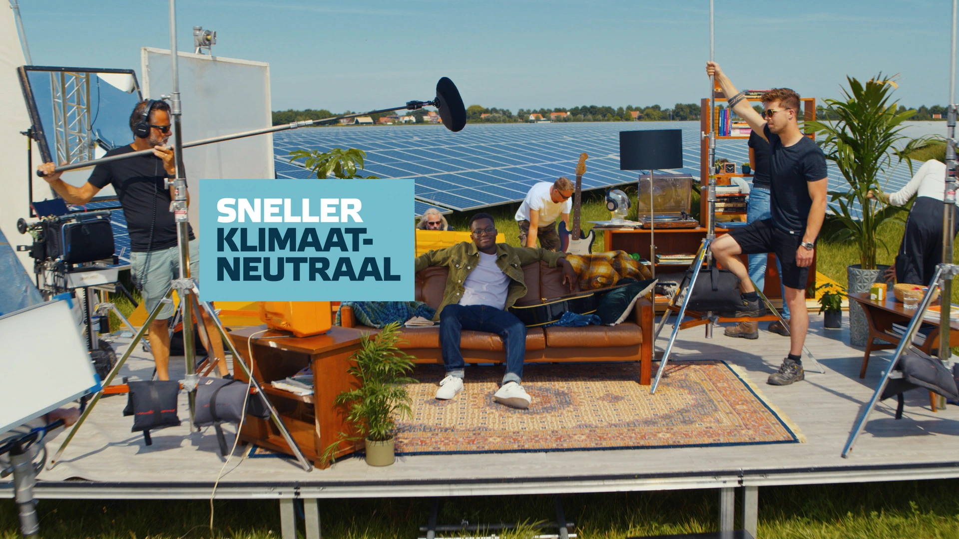 Filmcrew draait een scene uit de reclame in een zonnepanelenpark
