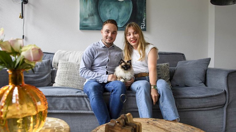 Het huis van Edo en Michelle is een stuk minder koud sinds ze spouwmuurisolatie en vloerisolatie hebben.
