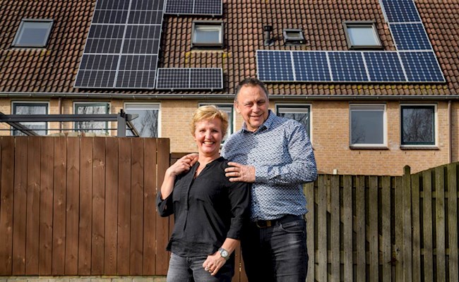 Richard bespaart energie met zonnepanelen op zijn eigen dak. 