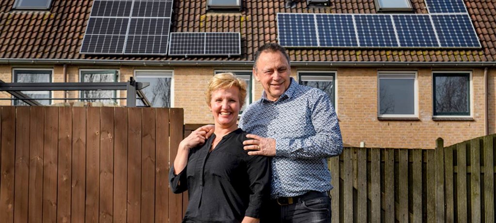 Richard bespaart energie met zonnepanelen op zijn eigen dak.