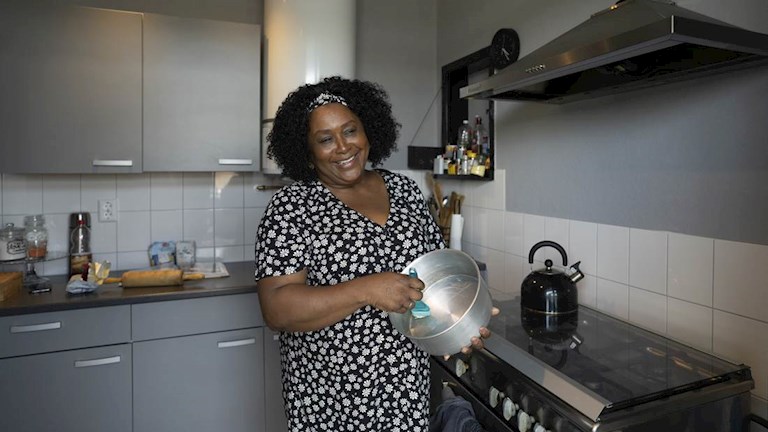 Dankzij energiecoach Kevin weet Renata Balentien inmiddels dat de ramen openzetten voor frisse lucht tijdens het koken, niet energieslim is.