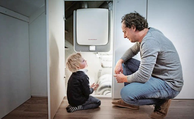 Vader en zoon zitten naast cv-ketel
