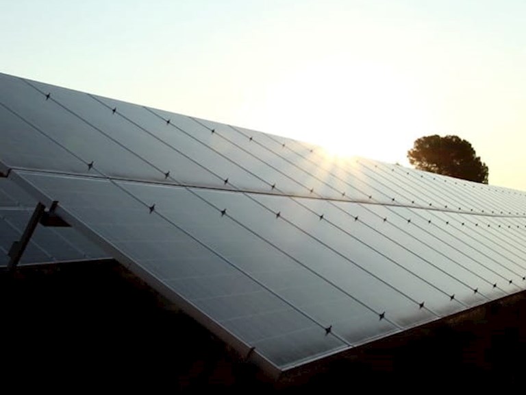 Foto van een dak met zonnepanelen