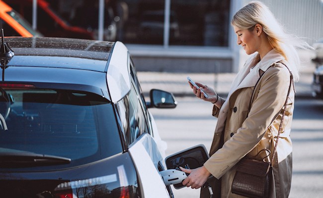 Dame met elektrische auto