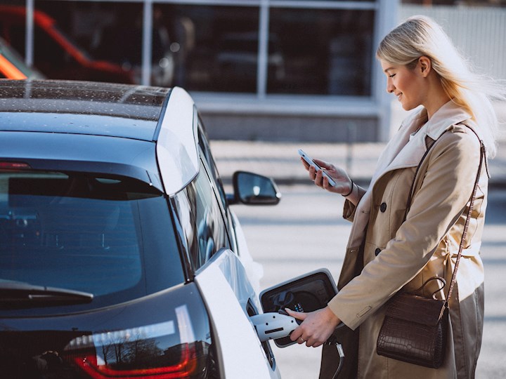 Dame met elektrische auto