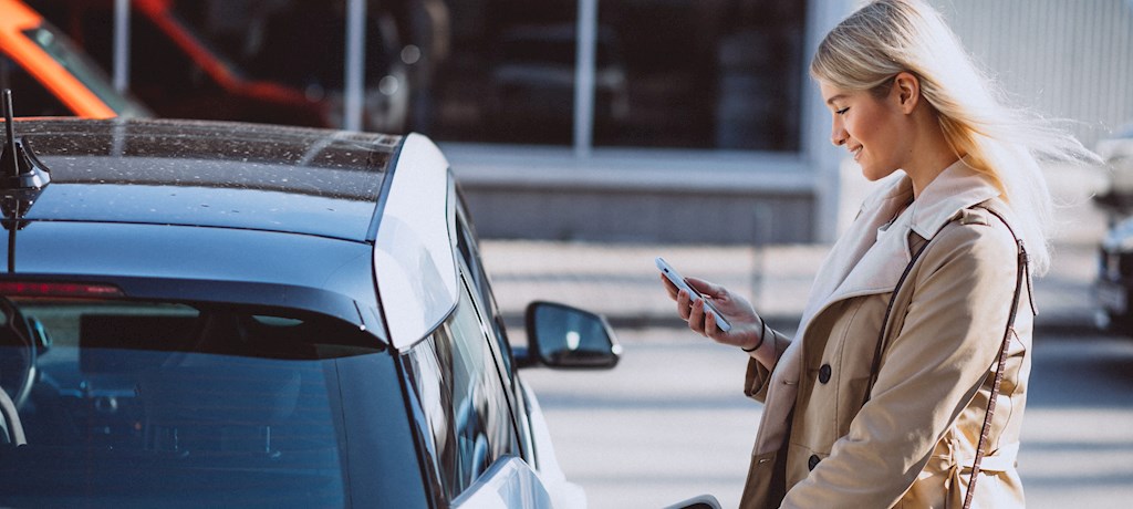 Dame met elektrische auto