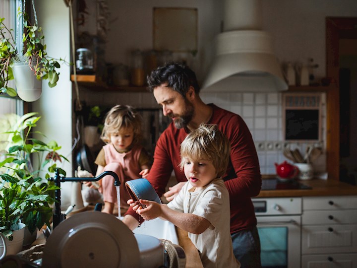Man met kinderen in keuken | Eneco