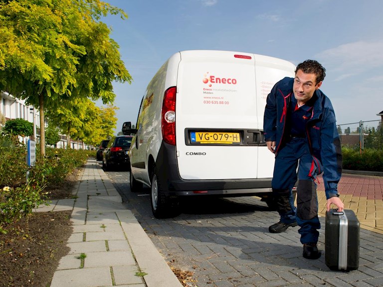 Monteur met busje en gereedschapskoffer