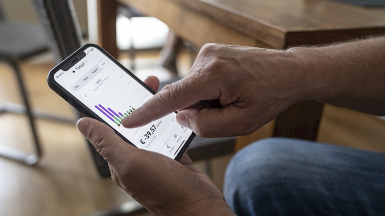 Een klant bekijkt dynamische tarieven in de Eneco app