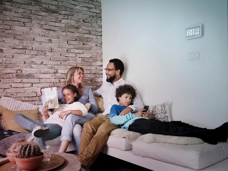 Familie met Toon thermostaat | Eneco