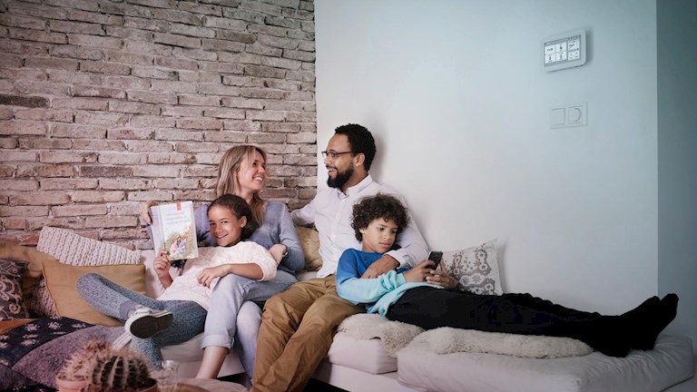 Familie met Toon thermostaat | Eneco