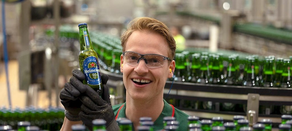 Heineken brouwt duurzaam, lachende medewerker in bierbrouwerij