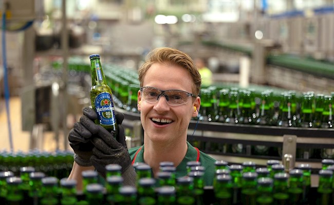 Heineken brouwt duurzaam, lachende medewerker in bierbrouwerij