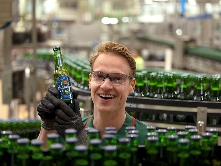 Heineken brouwt duurzaam, lachende medewerker in bierbrouwerij