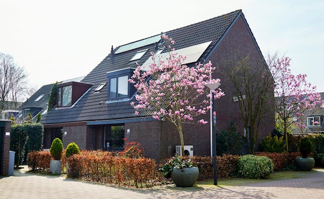 Huis met warmtepomp en zonnepanelen